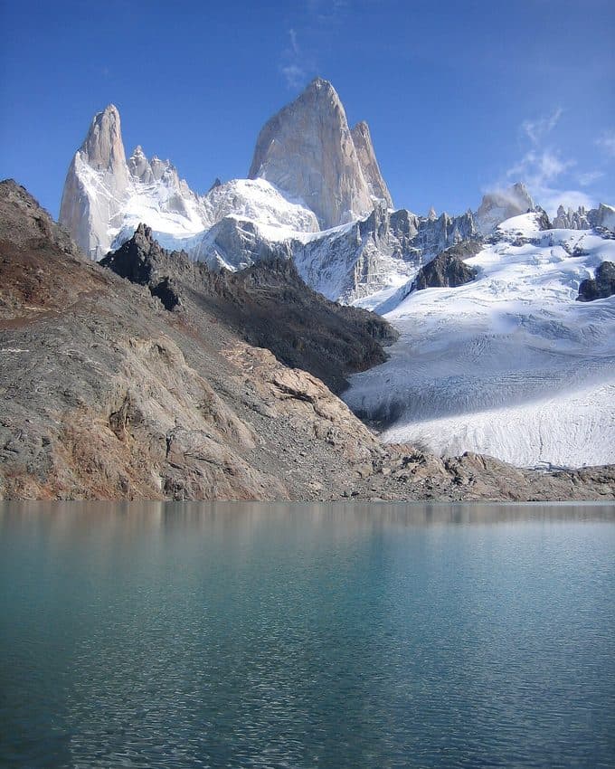 Cerro Fitz Roy sobre una laguna, en la Patagonia