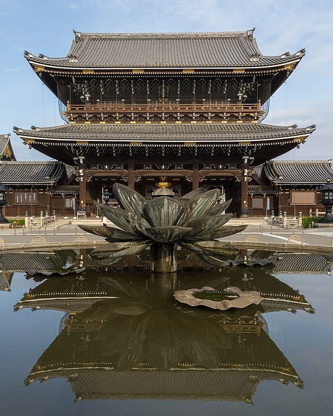 Templo Higashi-Honganji reflejado en un estanque, en Kioto, Japón