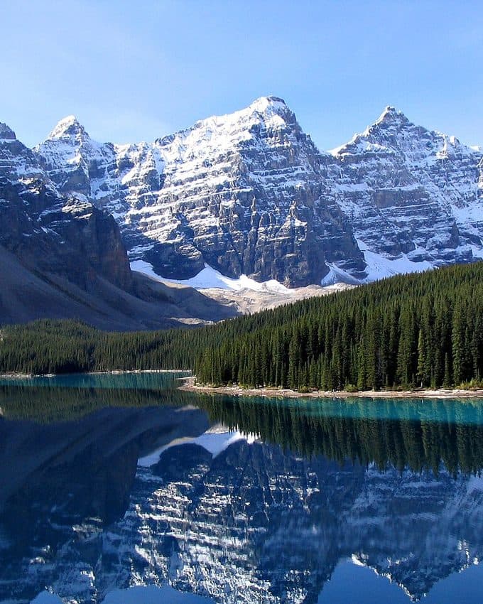 Lago Moraine rodeado de montañas nevadas, en Canadá
