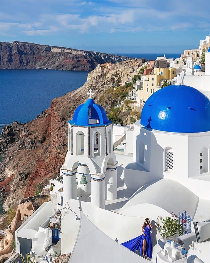 Casas blancas y cúpulas azules de Oia, en Santorini, Grecia